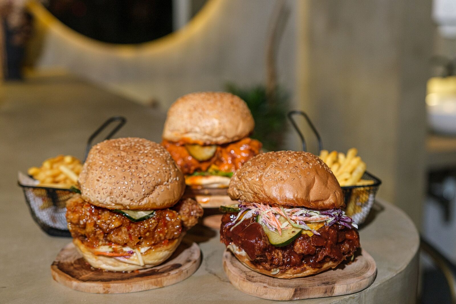Burger ayam goreng dengan fries