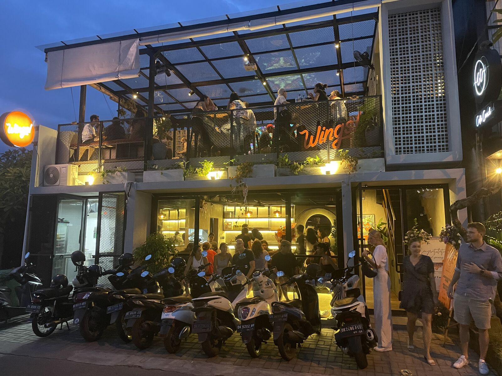 Gerai Wings Canggu pada malam hari